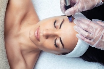 Mezoterapia mikroigłowa Dermapen twarzy w salonie urody Eco Beauty Salon Warszawa Wola